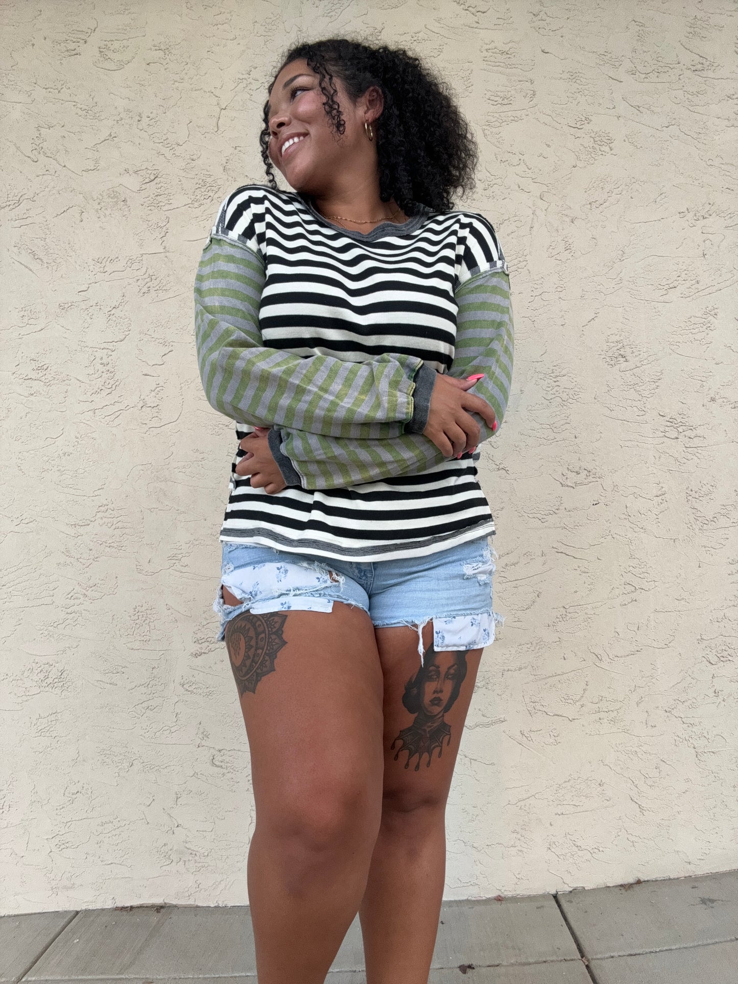 STRIPE CONTRAST EXPOSED SEAM LOOSE FIT KNIT PULLOVER