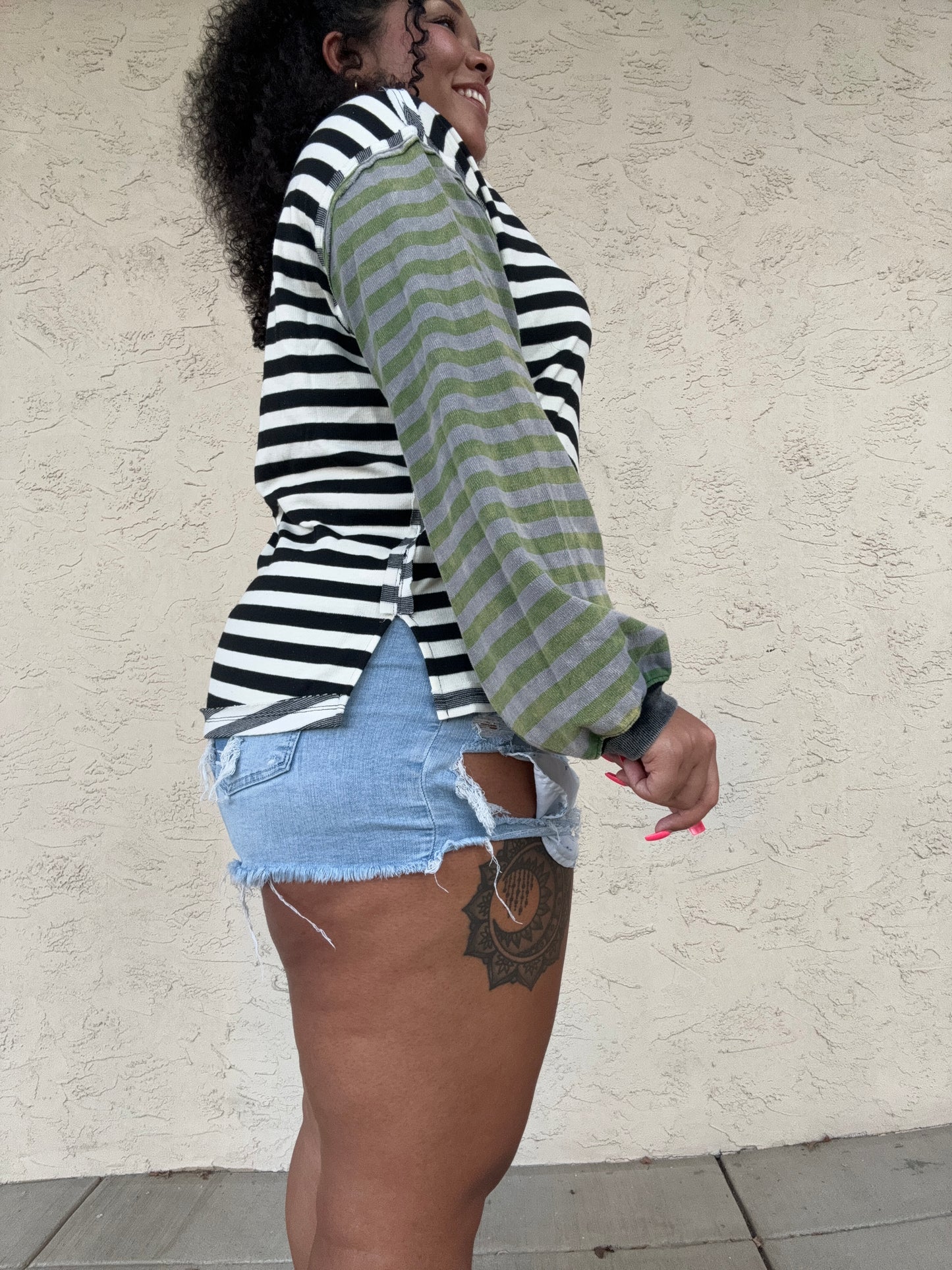 STRIPE CONTRAST EXPOSED SEAM LOOSE FIT KNIT PULLOVER